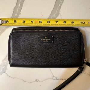 KATE SPADE Zipper Closure Wallet Black w/ Gold hardware